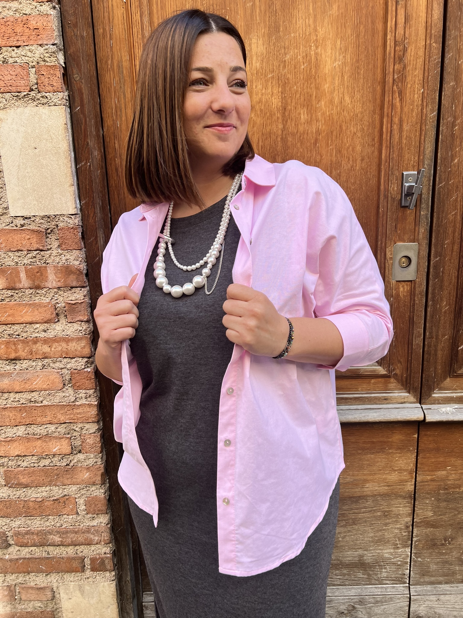 chemise rose porte avec robe longue grise en coton et collier de perles